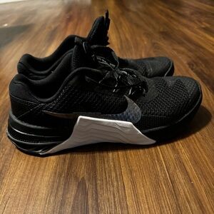 Used Nike metcons only worn twice! I bought them too big women size 8